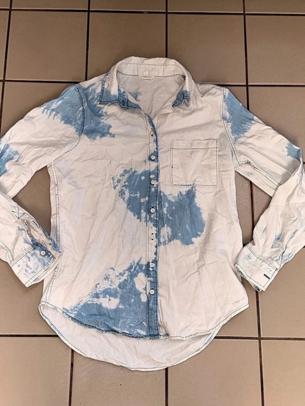 Aeropostale Tie-Dye Button Down Shirt in White & Blue Size Medium